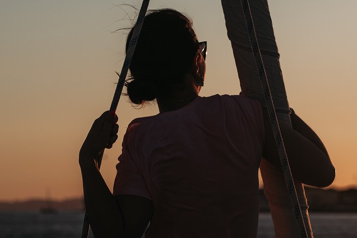 Passeio de barco ao pôr do sol no Rio Tejo em Lisboa, Portugal, com vistas para os monumentos, foto 19 | wizardtrip