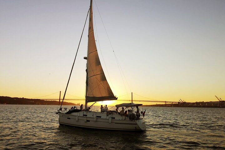 Passeio de barco ao pôr do sol no Rio Tejo em Lisboa, Portugal, com vistas para os monumentos, foto 20 | wizardtrip