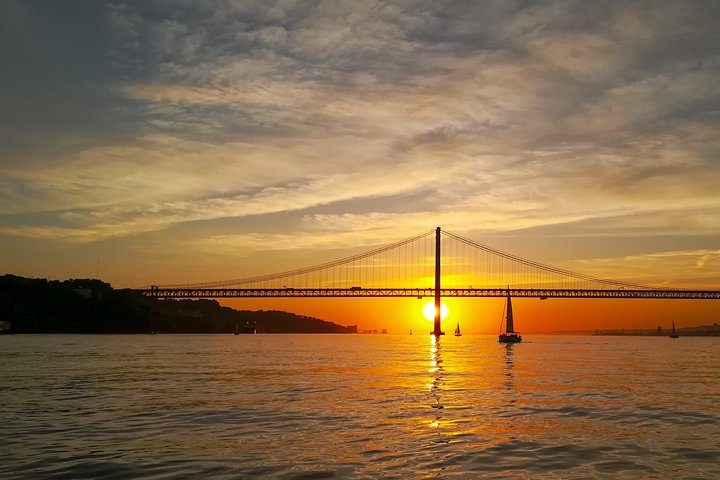 Passeio de barco ao pôr do sol no Rio Tejo em Lisboa, Portugal, com vistas para os monumentos, foto 21 | wizardtrip