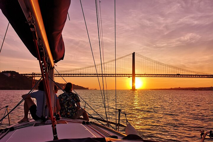 Passeio de barco ao pôr do sol no Rio Tejo em Lisboa, Portugal, com vistas para os monumentos, foto 22 | wizardtrip