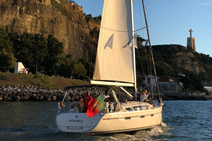 Passeio de barco ao pôr do sol no Rio Tejo em Lisboa, Portugal, com vistas para os monumentos, foto 23 | wizardtrip