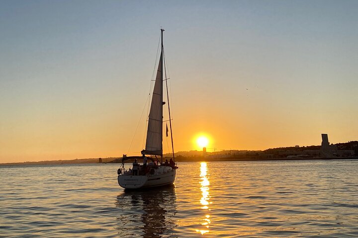 Passeio de barco ao pôr do sol no Rio Tejo em Lisboa, Portugal, com vistas para os monumentos, foto 25 | wizardtrip