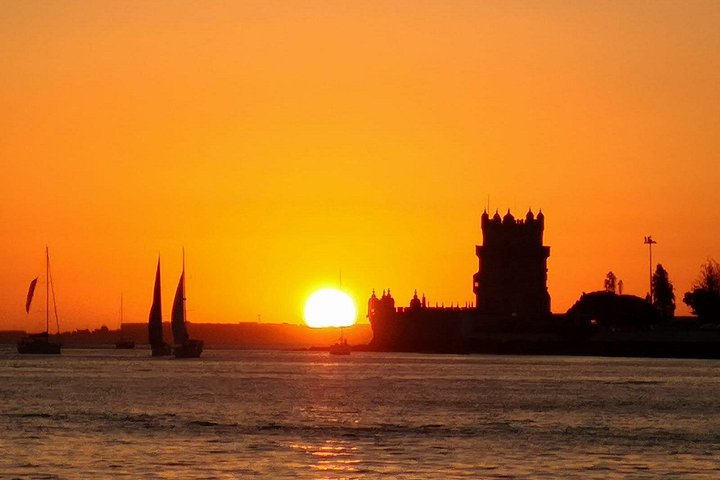 Passeio de barco ao pôr do sol no Rio Tejo em Lisboa, Portugal, com vistas para os monumentos, foto 26 | wizardtrip
