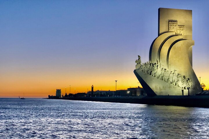 Passeio de barco ao pôr do sol no Rio Tejo em Lisboa, Portugal, com vistas para os monumentos, foto 27 | wizardtrip