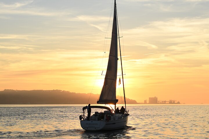 Passeio de barco ao pôr do sol no Rio Tejo em Lisboa, Portugal, com vistas para os monumentos, foto 28 | wizardtrip