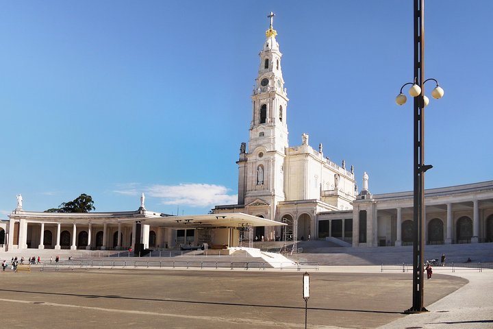 Kleine groepsdagtour vanuit Lissabon naar Fatima, Nazare en Obidos, met religieuze plaatsen, kustuitzichten en middeleeuwse dorpjes, foto 7 | wizardtrip