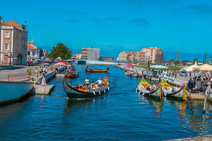 Half-day tour from Porto to Aveiro and Costa Nova, featuring canals, Moliceiro boats, and colorful houses, photo 8 | wizardtrip