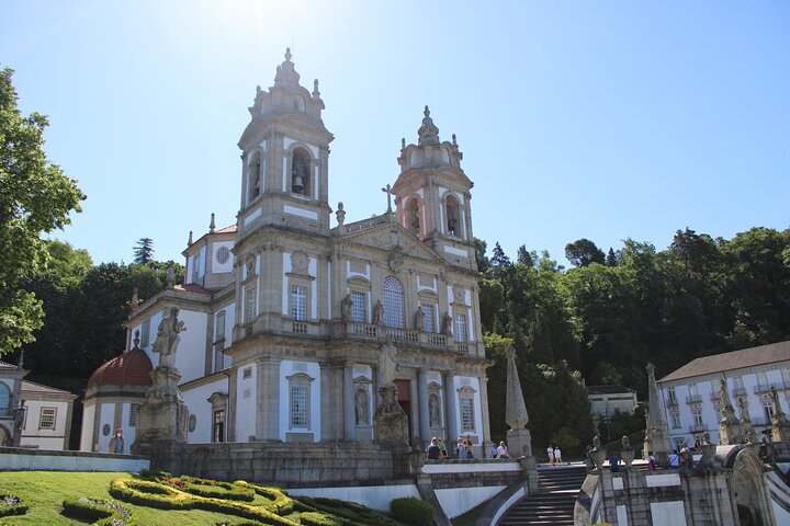Tour guiado de día completo desde Oporto a Braga y Guimarães, mostrando sitios históricos y paisajes, foto 7 | wizardtrip