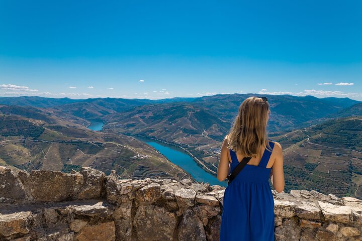 Scenic Douro Valley tour from Porto featuring vineyards, river cruise, wine tasting, and historical sites, photo 7 | wizardtrip