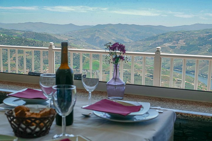 Scenic Douro Valley tour from Porto featuring vineyards, river cruise, wine tasting, and historical sites, photo 8 | wizardtrip