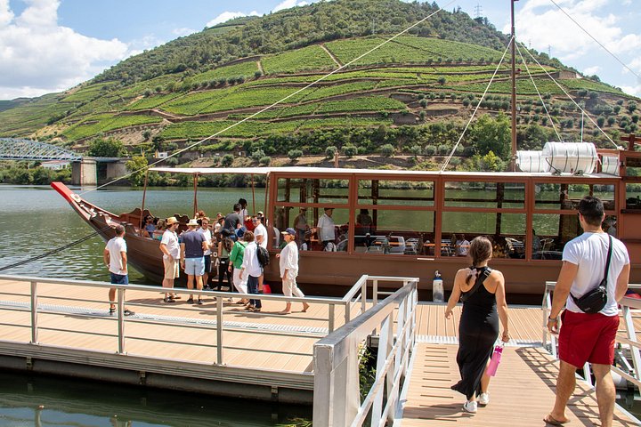 Scenic Douro Valley tour from Porto featuring vineyards, river cruise, wine tasting, and historical sites, photo 18 | wizardtrip