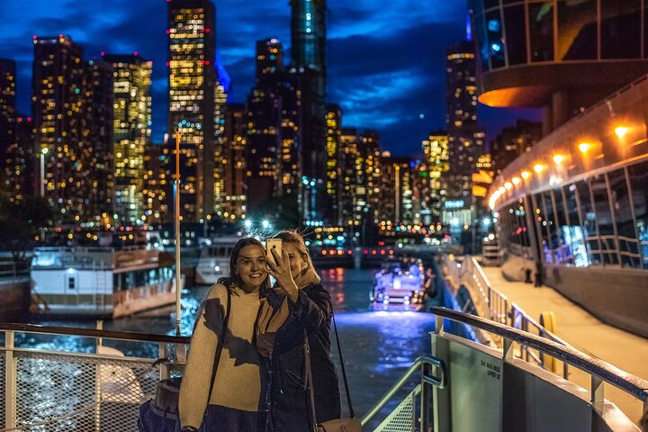 Chicago River 45-Minute Architecture Tour from Magnificent Mile | wizardtrip