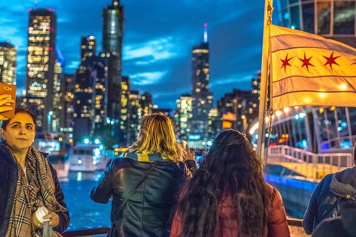 Croisière architecturale sur la rivière Chicago présentant des bâtiments célèbres et le panorama de la ville, photo 6 | wizardtrip