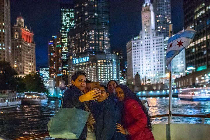 Croisière architecturale sur la rivière Chicago présentant des bâtiments célèbres et le panorama de la ville, photo 7 | wizardtrip