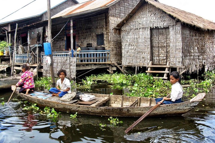 Explore as casas sobre estacas únicas e a vida vibrante da aldeia flutuante de Kampong Phluk no Lago Tonle Sap, Siem Reap, foto 1 | wizardtrip