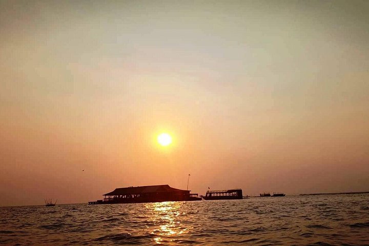 Explore the unique stilt houses and vibrant life of Kampong Phluk floating village on Tonle Sap Lake, Siem Reap, photo 12 | wizardtrip