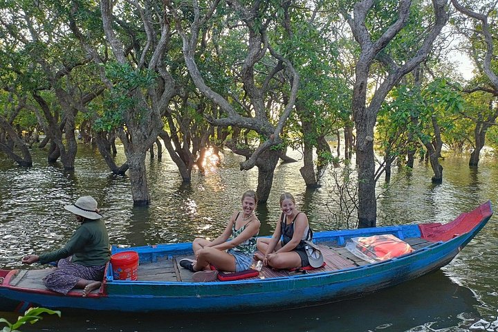 Explore the unique stilt houses and vibrant life of Kampong Phluk floating village on Tonle Sap Lake, Siem Reap, photo 13 | wizardtrip