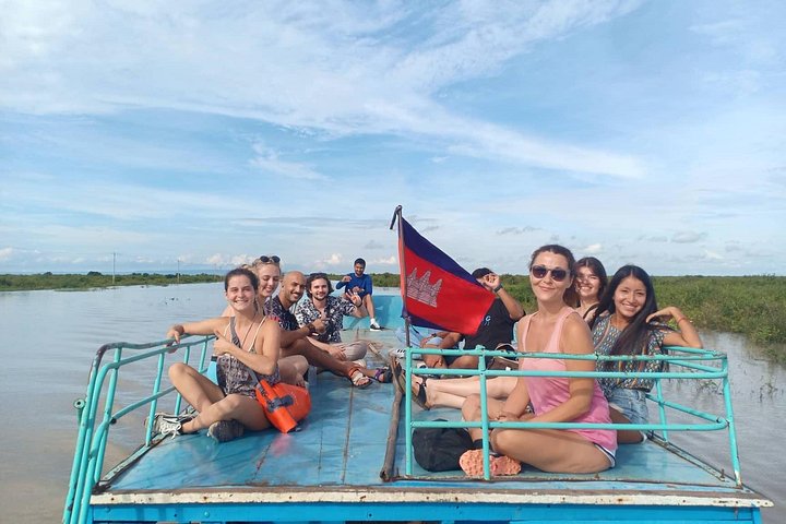 Explore the unique stilt houses and vibrant life of Kampong Phluk floating village on Tonle Sap Lake, Siem Reap, photo 15 | wizardtrip