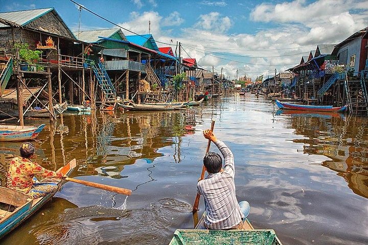 Explore the unique stilt houses and vibrant life of Kampong Phluk floating village on Tonle Sap Lake, Siem Reap, photo 16 | wizardtrip