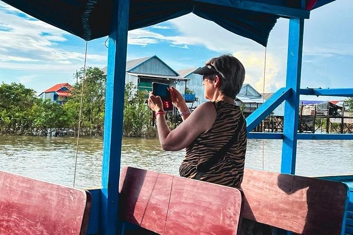 Explore the unique stilt houses and vibrant life of Kampong Phluk floating village on Tonle Sap Lake, Siem Reap, photo 18 | wizardtrip