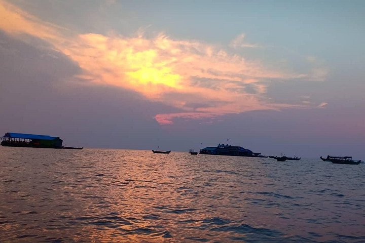 Explore the unique stilt houses and vibrant life of Kampong Phluk floating village on Tonle Sap Lake, Siem Reap, photo 19 | wizardtrip
