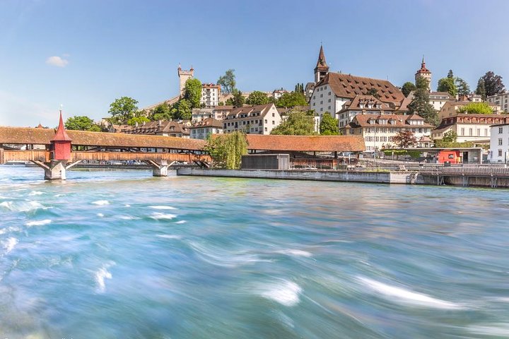 Naturskjønn spasertur og båttur i Luzern, Sveits, med historiske broer, innsjøer og fjell, foto 8 | wizardtrip