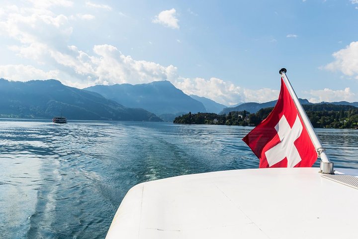 Naturskjønn spasertur og båttur i Luzern, Sveits, med historiske broer, innsjøer og fjell, foto 12 | wizardtrip