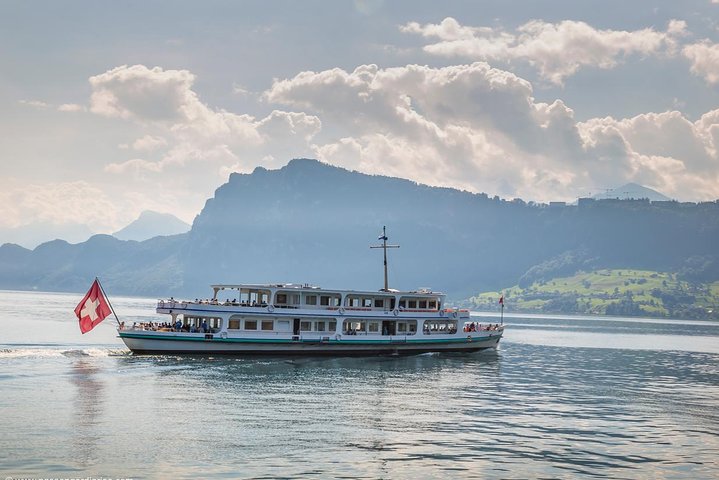Naturskjønn spasertur og båttur i Luzern, Sveits, med historiske broer, innsjøer og fjell, foto 13 | wizardtrip