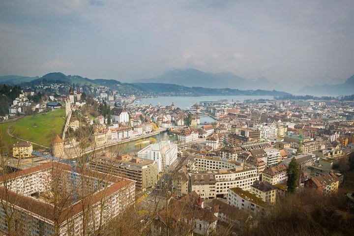 Naturskjønn spasertur og båttur i Luzern, Sveits, med historiske broer, innsjøer og fjell, foto 15 | wizardtrip