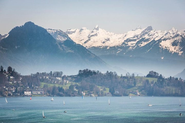 Naturskjønn spasertur og båttur i Luzern, Sveits, med historiske broer, innsjøer og fjell, foto 16 | wizardtrip