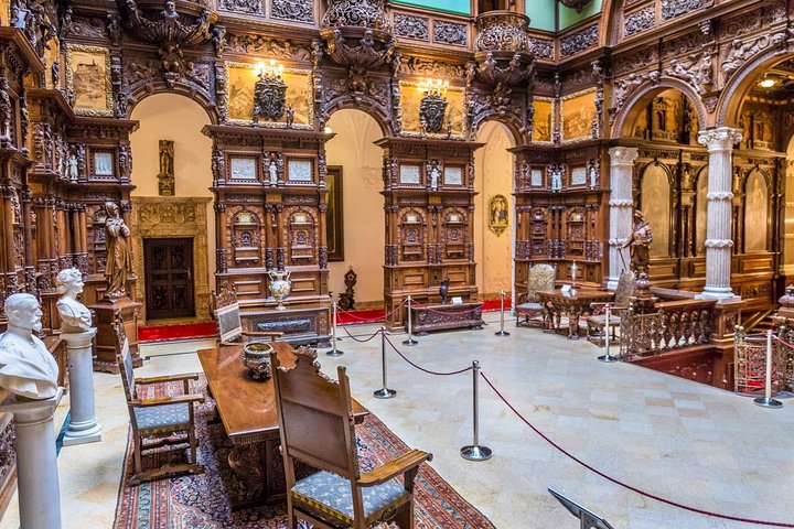 Excursion d'une journée en petit groupe au château de Dracula, à Brașov et au château de Peleș | wizardtrip