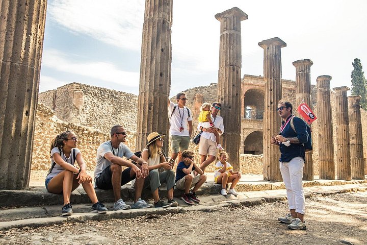 Tour guiado por las antiguas ruinas de Pompeya, Italia, con el Vesubio al fondo, foto 7 | wizardtrip