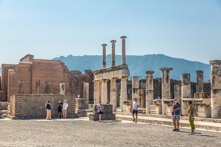 Tour guiado por las antiguas ruinas de Pompeya, Italia, con el Vesubio al fondo, foto 8 | wizardtrip