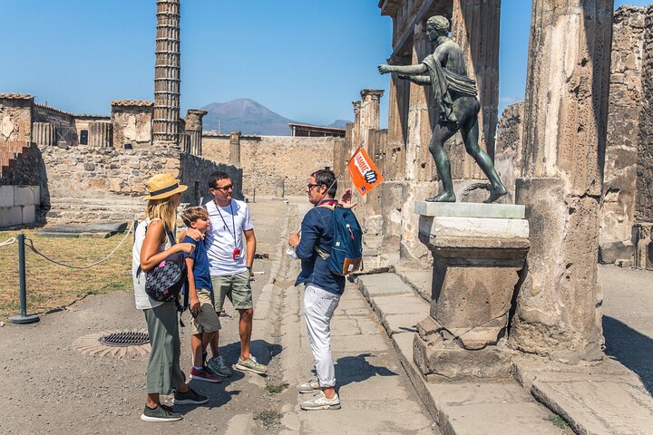 Tour guiado por las antiguas ruinas de Pompeya, Italia, con el Vesubio al fondo, foto 10 | wizardtrip