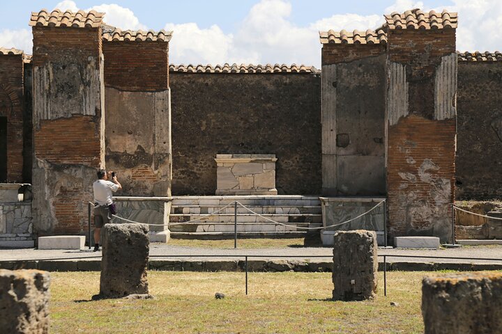 Tour guiado por las antiguas ruinas de Pompeya, Italia, con el Vesubio al fondo, foto 11 | wizardtrip