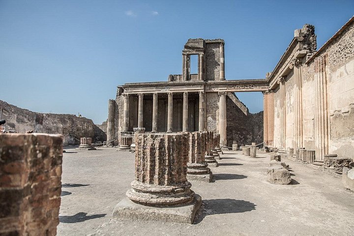 Tour guiado por las antiguas ruinas de Pompeya, Italia, con el Vesubio al fondo, foto 12 | wizardtrip