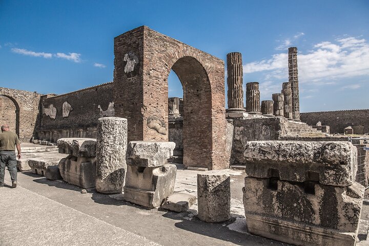 Tour guiado por las antiguas ruinas de Pompeya, Italia, con el Vesubio al fondo, foto 15 | wizardtrip