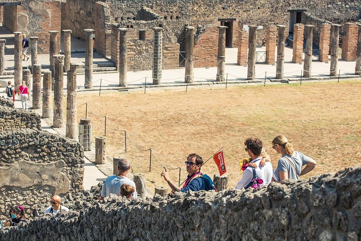 Tour guiado por las antiguas ruinas de Pompeya, Italia, con el Vesubio al fondo, foto 16 | wizardtrip