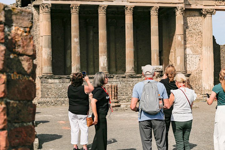 Tour guiado por las antiguas ruinas de Pompeya, Italia, con el Vesubio al fondo, foto 17 | wizardtrip