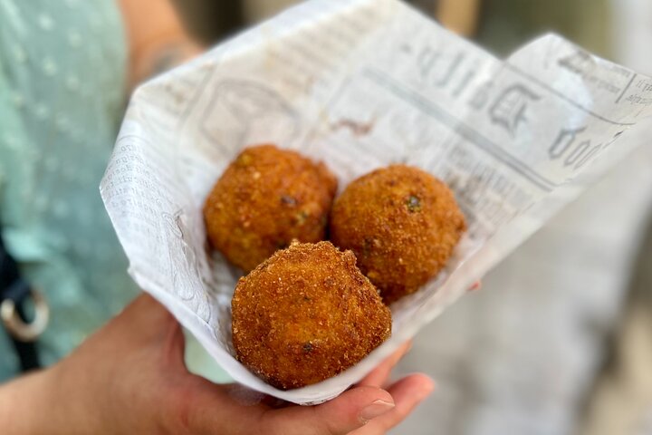 Tour gastronomico di Palermo con degustazione di specialità locali come arancini, cannoli e vino in Sicilia, foto 11 | wizardtrip