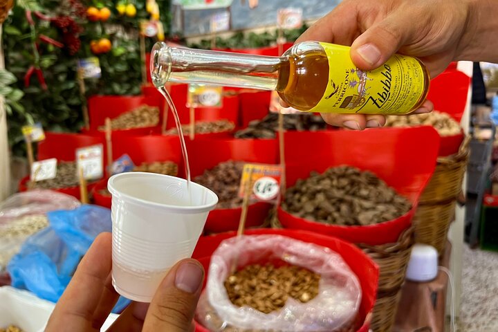 Tour gastronomico di Palermo con degustazione di specialità locali come arancini, cannoli e vino in Sicilia, foto 12 | wizardtrip