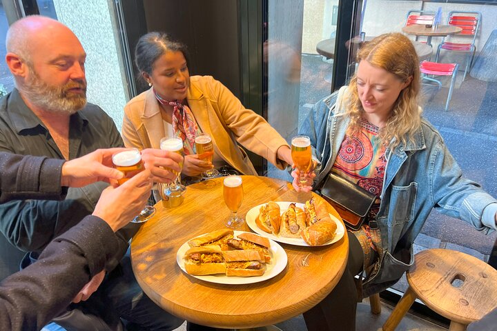 Un voyage culinaire à travers la vieille ville de Zurich, dégustant des spécialités locales, des fromages et des chocolats, photo 7 | wizardtrip