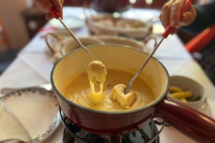 Un voyage culinaire à travers la vieille ville de Zurich, dégustant des spécialités locales, des fromages et des chocolats, photo 8 | wizardtrip