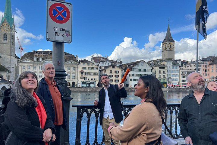 Un voyage culinaire à travers la vieille ville de Zurich, dégustant des spécialités locales, des fromages et des chocolats, photo 9 | wizardtrip
