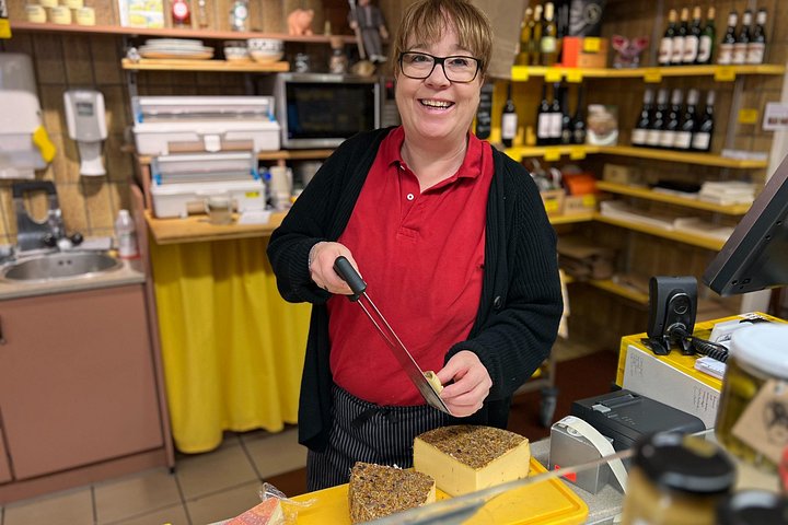 Un voyage culinaire à travers la vieille ville de Zurich, dégustant des spécialités locales, des fromages et des chocolats, photo 10 | wizardtrip