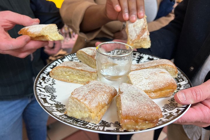 Un voyage culinaire à travers la vieille ville de Zurich, dégustant des spécialités locales, des fromages et des chocolats, photo 13 | wizardtrip