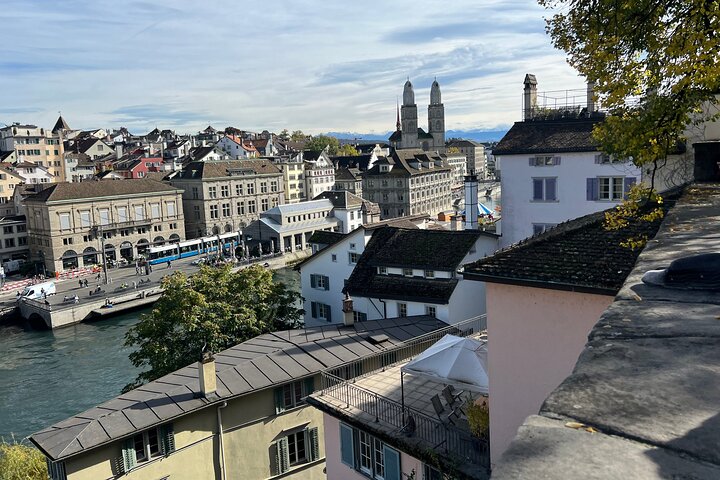 Un voyage culinaire à travers la vieille ville de Zurich, dégustant des spécialités locales, des fromages et des chocolats, photo 15 | wizardtrip