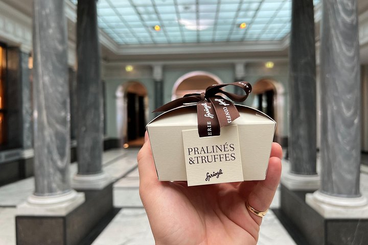 Un voyage culinaire à travers la vieille ville de Zurich, dégustant des spécialités locales, des fromages et des chocolats, photo 17 | wizardtrip