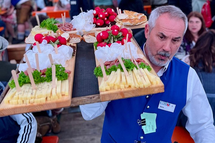 Um tour gastronômico guiado em Munique, Alemanha, apresentando culinária tradicional bávara e cervejas locais, foto 12 | wizardtrip