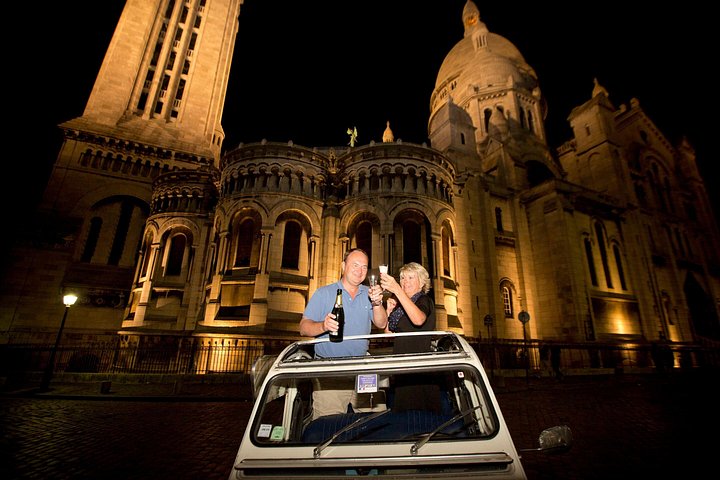 Tour de Paris et Montmartre en 2CV de Nuit avec Champagne | wizardtrip
